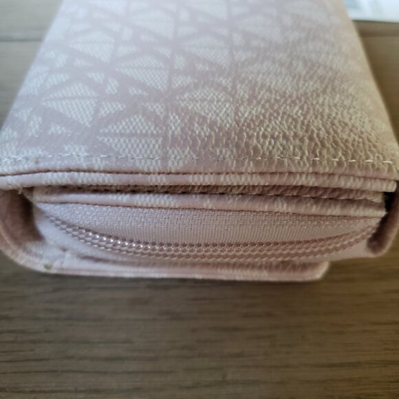 BNWT ANNE KLEIN bubblegum light pink flap repeat logo wallet (OS) - Picture 4 of 8